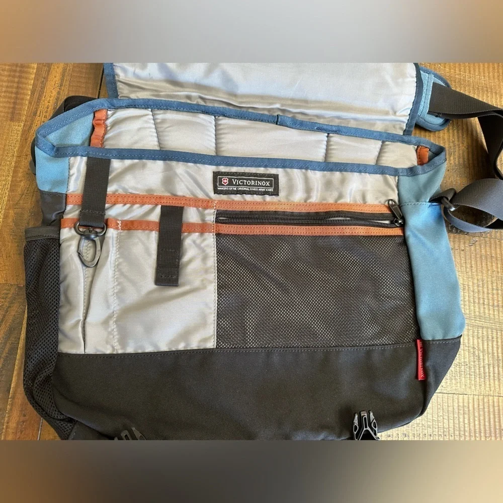 Victorinox messenger bag flap buckles lots of storage laptop book bag like new